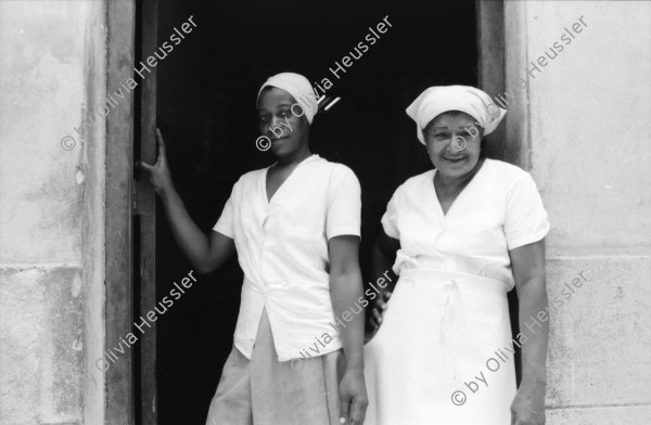 Image of sheet 19860170 photo 3: Frauen an der Türe. Menschen am Malecon, Habanna Kuba 1986. Schülerinnen in Uniform, Cuba.
Graffiti Polizeikontrolle Paris, France.
Strasse in Habanna. Junge spielen an der Quaimauer mit einem Fisch. Arbeiterinnen posieren. Hotel Caribbean und alter Kahn. Habannas leere Hafenstrasse. Meer Kindergruppe mit Fisch und Katze. Niagara Schwimm und altes Auto. Kleine schwarze Schulmädchen. Wandmalereien in Paris. Tinguely brunnen und Polizei kontrollieren Asylanten und Musiker. 33- 38 Paris.
Kuba 1986