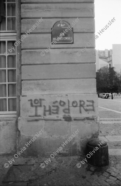 Image of sheet 19860170 photo 34: Frauen an der Türe. Menschen am Malecon, Habanna Kuba 1986. Schülerinnen in Uniform, Cuba.
Graffiti Polizeikontrolle Paris, France.
Strasse in Habanna. Junge spielen an der Quaimauer mit einem Fisch. Arbeiterinnen posieren. Hotel Caribbean und alter Kahn. Habannas leere Hafenstrasse. Meer Kindergruppe mit Fisch und Katze. Niagara Schwimm und altes Auto. Kleine schwarze Schulmädchen. Wandmalereien in Paris. Tinguely brunnen und Polizei kontrollieren Asylanten und Musiker. 33- 38 Paris.
Kuba 1986