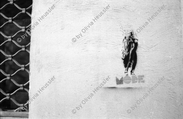 Image of sheet 19860170 photo 35: Frauen an der Türe. Menschen am Malecon, Habanna Kuba 1986. Schülerinnen in Uniform, Cuba.
Graffiti Polizeikontrolle Paris, France.
Strasse in Habanna. Junge spielen an der Quaimauer mit einem Fisch. Arbeiterinnen posieren. Hotel Caribbean und alter Kahn. Habannas leere Hafenstrasse. Meer Kindergruppe mit Fisch und Katze. Niagara Schwimm und altes Auto. Kleine schwarze Schulmädchen. Wandmalereien in Paris. Tinguely brunnen und Polizei kontrollieren Asylanten und Musiker. 33- 38 Paris.
Kuba 1986