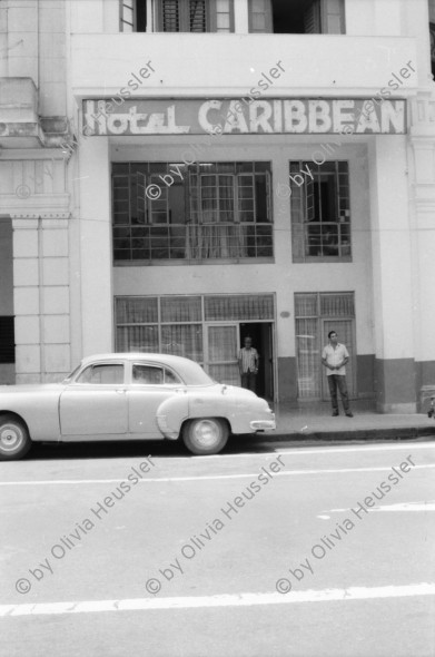 Image of sheet 19860170 photo 40: Frauen an der Türe. Menschen am Malecon, Habanna Kuba 1986. Schülerinnen in Uniform, Cuba.
Graffiti Polizeikontrolle Paris, France.
Strasse in Habanna. Junge spielen an der Quaimauer mit einem Fisch. Arbeiterinnen posieren. Hotel Caribbean und alter Kahn. Habannas leere Hafenstrasse. Meer Kindergruppe mit Fisch und Katze. Niagara Schwimm und altes Auto. Kleine schwarze Schulmädchen. Wandmalereien in Paris. Tinguely brunnen und Polizei kontrollieren Asylanten und Musiker. 33- 38 Paris.
Kuba 1986