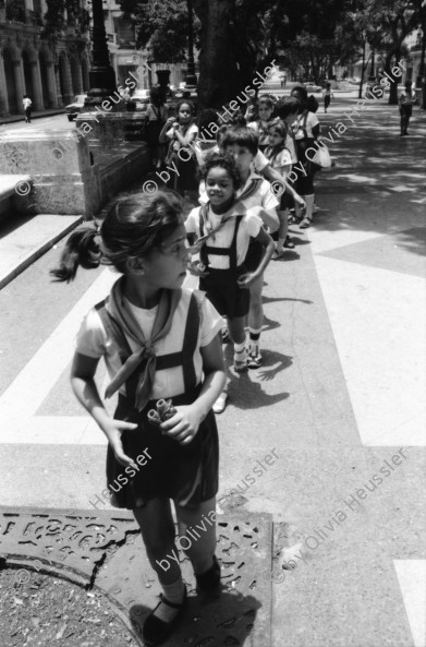 Image of sheet 19860170 photo 44: Frauen an der Türe. Menschen am Malecon, Habanna Kuba 1986. Schülerinnen in Uniform, Cuba.
Graffiti Polizeikontrolle Paris, France.
Strasse in Habanna. Junge spielen an der Quaimauer mit einem Fisch. Arbeiterinnen posieren. Hotel Caribbean und alter Kahn. Habannas leere Hafenstrasse. Meer Kindergruppe mit Fisch und Katze. Niagara Schwimm und altes Auto. Kleine schwarze Schulmädchen. Wandmalereien in Paris. Tinguely brunnen und Polizei kontrollieren Asylanten und Musiker. 33- 38 Paris.
Kuba 1986