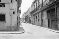 Image of sheet 19860170 photo 5: Frauen an der Türe. Menschen am Malecon, Habanna Kuba 1986. Schülerinnen in Uniform, Cuba.
Graffiti Polizeikontrolle Paris, France.
Strasse in Habanna. Junge spielen an der Quaimauer mit einem Fisch. Arbeiterinnen posieren. Hotel Caribbean und alter Kahn. Habannas leere Hafenstrasse. Meer Kindergruppe mit Fisch und Katze. Niagara Schwimm und altes Auto. Kleine schwarze Schulmädchen. Wandmalereien in Paris. Tinguely brunnen und Polizei kontrollieren Asylanten und Musiker. 33- 38 Paris.
Kuba 1986