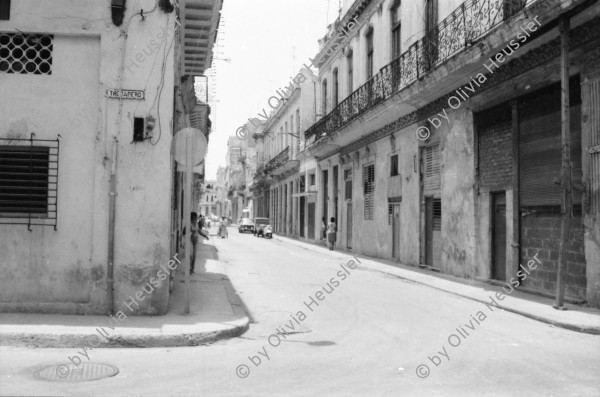 Image of sheet 19860170 photo 5: Frauen an der Türe. Menschen am Malecon, Habanna Kuba 1986. Schülerinnen in Uniform, Cuba.
Graffiti Polizeikontrolle Paris, France.
Strasse in Habanna. Junge spielen an der Quaimauer mit einem Fisch. Arbeiterinnen posieren. Hotel Caribbean und alter Kahn. Habannas leere Hafenstrasse. Meer Kindergruppe mit Fisch und Katze. Niagara Schwimm und altes Auto. Kleine schwarze Schulmädchen. Wandmalereien in Paris. Tinguely brunnen und Polizei kontrollieren Asylanten und Musiker. 33- 38 Paris.
Kuba 1986