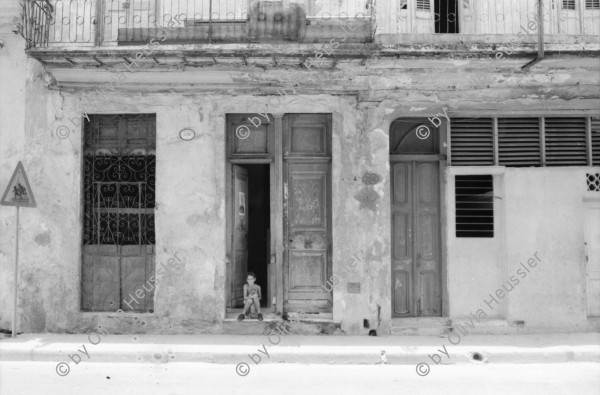 Image of sheet 19860170 photo 6: Frauen an der Türe. Menschen am Malecon, Habanna Kuba 1986. Schülerinnen in Uniform, Cuba.
Graffiti Polizeikontrolle Paris, France.
Strasse in Habanna. Junge spielen an der Quaimauer mit einem Fisch. Arbeiterinnen posieren. Hotel Caribbean und alter Kahn. Habannas leere Hafenstrasse. Meer Kindergruppe mit Fisch und Katze. Niagara Schwimm und altes Auto. Kleine schwarze Schulmädchen. Wandmalereien in Paris. Tinguely brunnen und Polizei kontrollieren Asylanten und Musiker. 33- 38 Paris.
Kuba 1986