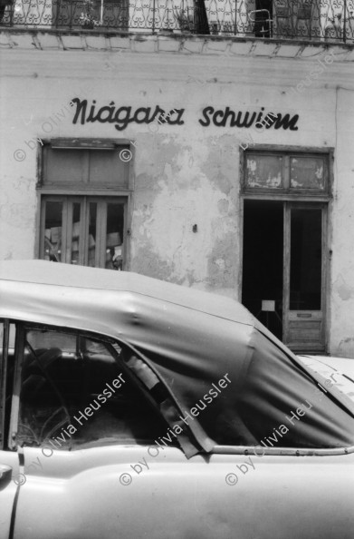 Image of sheet 19860170 photo 7: Oldtimer steht vor Hotel Niagara Schwimm, Havanna 1986.