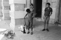 Image of sheet 19860170 photo 8: Frauen an der Türe. Menschen am Malecon, Habanna Kuba 1986. Schülerinnen in Uniform, Cuba.
Graffiti Polizeikontrolle Paris, France.
Strasse in Habanna. Junge spielen an der Quaimauer mit einem Fisch. Arbeiterinnen posieren. Hotel Caribbean und alter Kahn. Habannas leere Hafenstrasse. Meer Kindergruppe mit Fisch und Katze. Niagara Schwimm und altes Auto. Kleine schwarze Schulmädchen. Wandmalereien in Paris. Tinguely brunnen und Polizei kontrollieren Asylanten und Musiker. 33- 38 Paris.
Kuba 1986