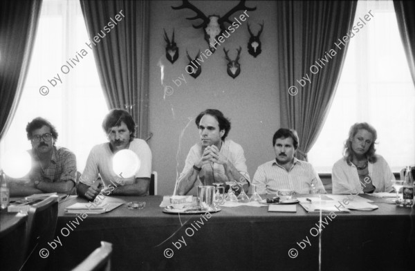 Image of sheet 19860172 photo 16: La Geode in Paris la Villette. Graffittis. Pressekonferenz mit Jürg Weis, (er wurde im August 1988 in El Salvador von den Todesschwadronen brutal umgebracht) Max Leuzinger, (SAH) und Olivier Berthoud, Swissaid und CSS, Centrale Sanitaire Suisse, Heute Medico International. Für Yvan Leyvraz in Nicaragua als Entwicklungshelfer umgekommen. 
sheet korrigieren mit neuem von edi