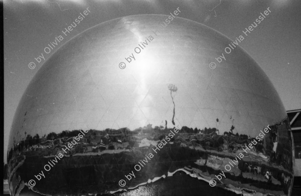 Image of sheet 19860172 photo 2: La Geode in Paris la Villette. Graffittis.