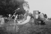 Image of sheet 19860172 photo 20: Totenmesse und Abschiedsfest für Yvan Leyvraz in Nicaragua 1986 als Entwicklungshelfer mit Yoel Fieux (F) und Bernd Koberstein (D) in einem Hinterhalt in Nicaragua von Contrarebellen umgebracht. St.Cergue VD, Abschied für Freunde und Verwandte. Doppelbelichtung mit Konzert baskischer Rockgruppe «Kortatu» in Grenoble. 1986