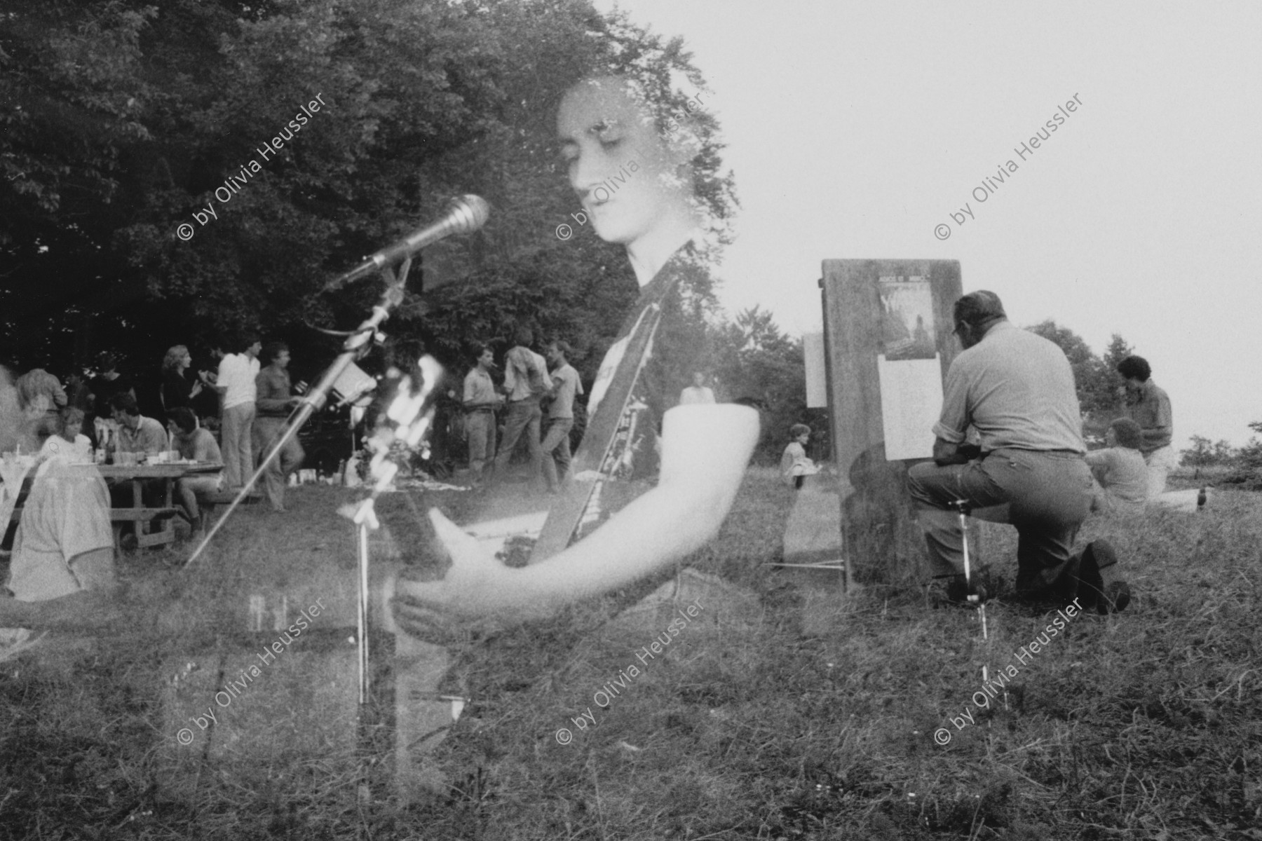 Image of sheet 19860172 photo 20: Totenmesse und Abschiedsfest für Yvan Leyvraz in Nicaragua 1986 als Entwicklungshelfer mit Yoel Fieux (F) und Bernd Koberstein (D) in einem Hinterhalt in Nicaragua von Contrarebellen umgebracht. St.Cergue VD, Abschied für Freunde und Verwandte. Doppelbelichtung mit Konzert baskischer Rockgruppe «Kortatu» in Grenoble. 1986