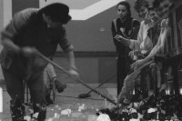 Image of sheet 19860172 photo 35: Das Publikum wegfegen. Nach dem Konzert mit Kortatu in Grenoble wird der Saal geputzt und einer Filmvorführung auf der Piazza grande während einem Film mit Bruno Ganz am Filmfestival Locarno. Doppelbelichtung Locarno Schweiz 1986 09.86