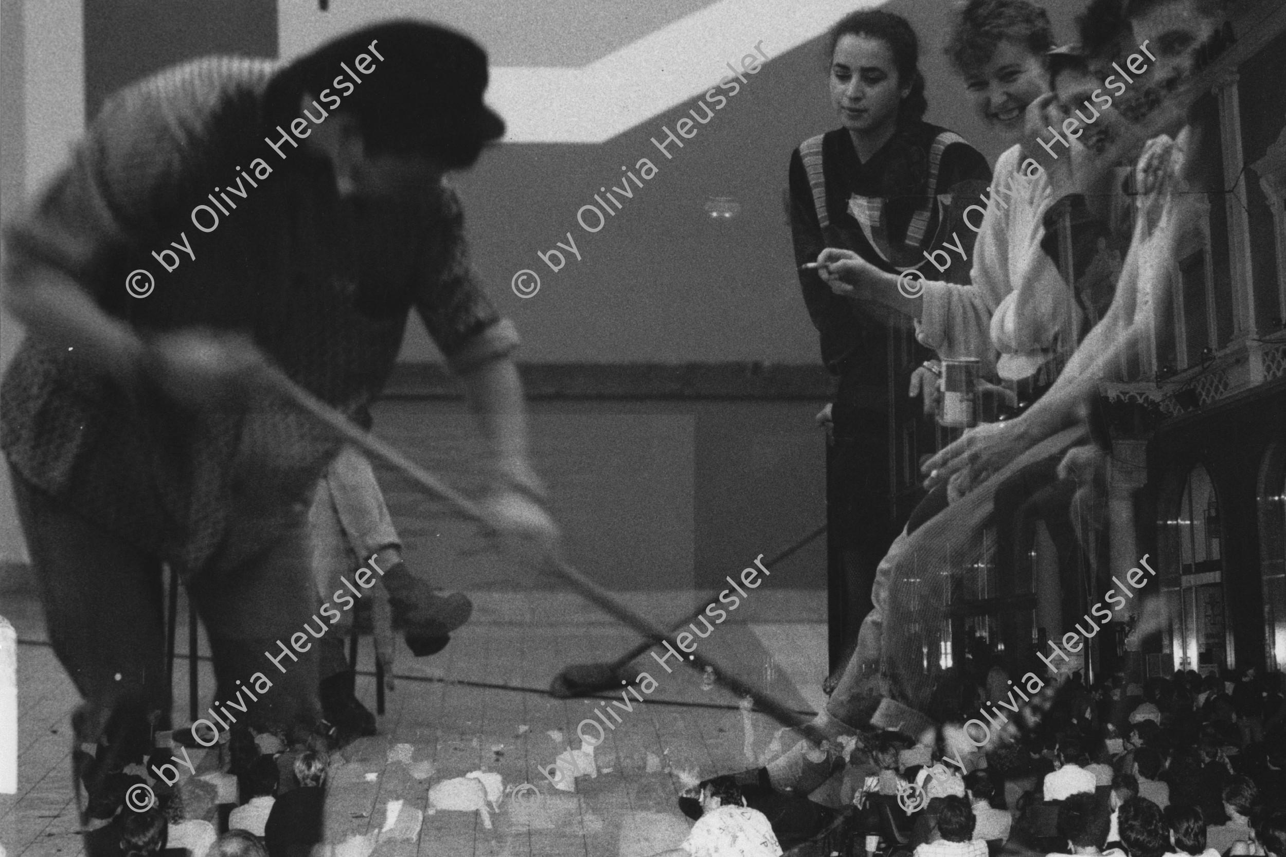 Image of sheet 19860172 photo 35: Das Publikum wegfegen. Nach dem Konzert mit Kortatu in Grenoble wird der Saal geputzt und einer Filmvorführung auf der Piazza grande während einem Film mit Bruno Ganz am Filmfestival Locarno. Doppelbelichtung Locarno Schweiz 1986 09.86