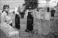 Image of sheet 19860180 photo 10: In Lengnau Ausstellung mit Alis Guggenheim Bilder aus ihrer Kindheit in Lengnau im Ortsmuseum. Ruth Heussler Platzkonzert Gemeindegruppe. Jüdischer Friedhof Lengnau. Kanton Aargau Switzerland 1986 jewish Synagoge. Dorf. Utoquai Zürich Seepromenade. Mogheno. Ziegen vor Kapelle. Valle Maggia mit Leo (f) aus Brasillien. Freske Türe Holz Rustici. Neubauten Daniel Kesselring und Rudi Berli an Konzert in Genf. Geneva Schweiz 
Naima Wadimoff