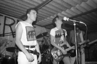 Image of sheet 19860190 photo 0: Junge Besucher ZuschauerInnen Publikum an einem Punkkonzert in Le Garage, Genf 1986.