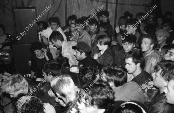 Image of sheet 19860190 photo 18: Junge Besucher ZuschauerInnen Publikum an einem Punkkonzert in Le Garage, Genf 1986.