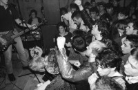 Image of sheet 19860190 photo 19: An Konzert im Le Garage, Geneva 1986. 
Junge Besucher ZuschauerInnen Publikum
