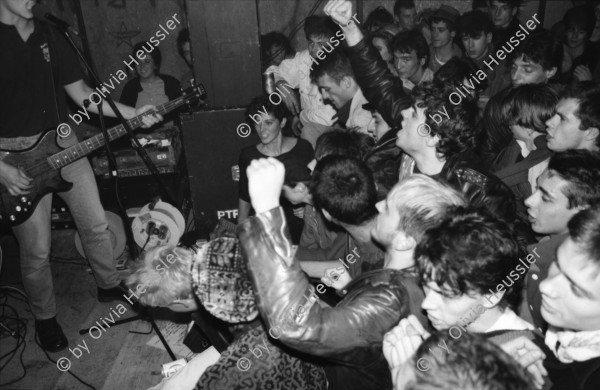 Image of sheet 19860190 photo 19: An Konzert im Le Garage, Geneva 1986. 
Junge Besucher ZuschauerInnen Publikum