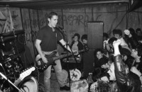 Image of sheet 19860190 photo 20: Junge Besucher ZuschauerInnen Publikum an einem Punkkonzert in Le Garage, Genf 1986.