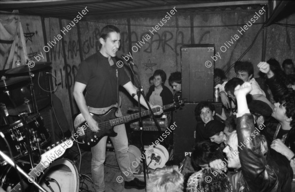 Image of sheet 19860190 photo 20: Junge Besucher ZuschauerInnen Publikum an einem Punkkonzert in Le Garage, Genf 1986.