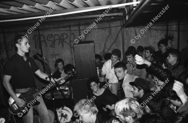 Image of sheet 19860190 photo 21: Der Basist Iñigo Muguruza mit der baskischen SKA-Punk-Band Kortatu aus Irun am Konzert in Le Garage in Genf, 1986. 
Iñigo starb im September 2019. 
»A la Calle« Junge Besucher ZuschauerInnen Publikum