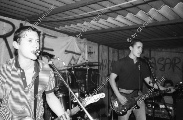 Image of sheet 19860190 photo 22: Fermin Muguruza (li) und sein Bruder Iñigo mit Kortatu (Baskische Ska-Punkband aus Irun) am Konzert in Le Garage in Genf, 1986.
Iñigo starb im September 2019