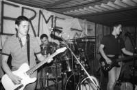 Image of sheet 19860190 photo 24: Junge Besucher ZuschauerInnen Publikum an einem Punkkonzert in Le Garage, Genf 1986.