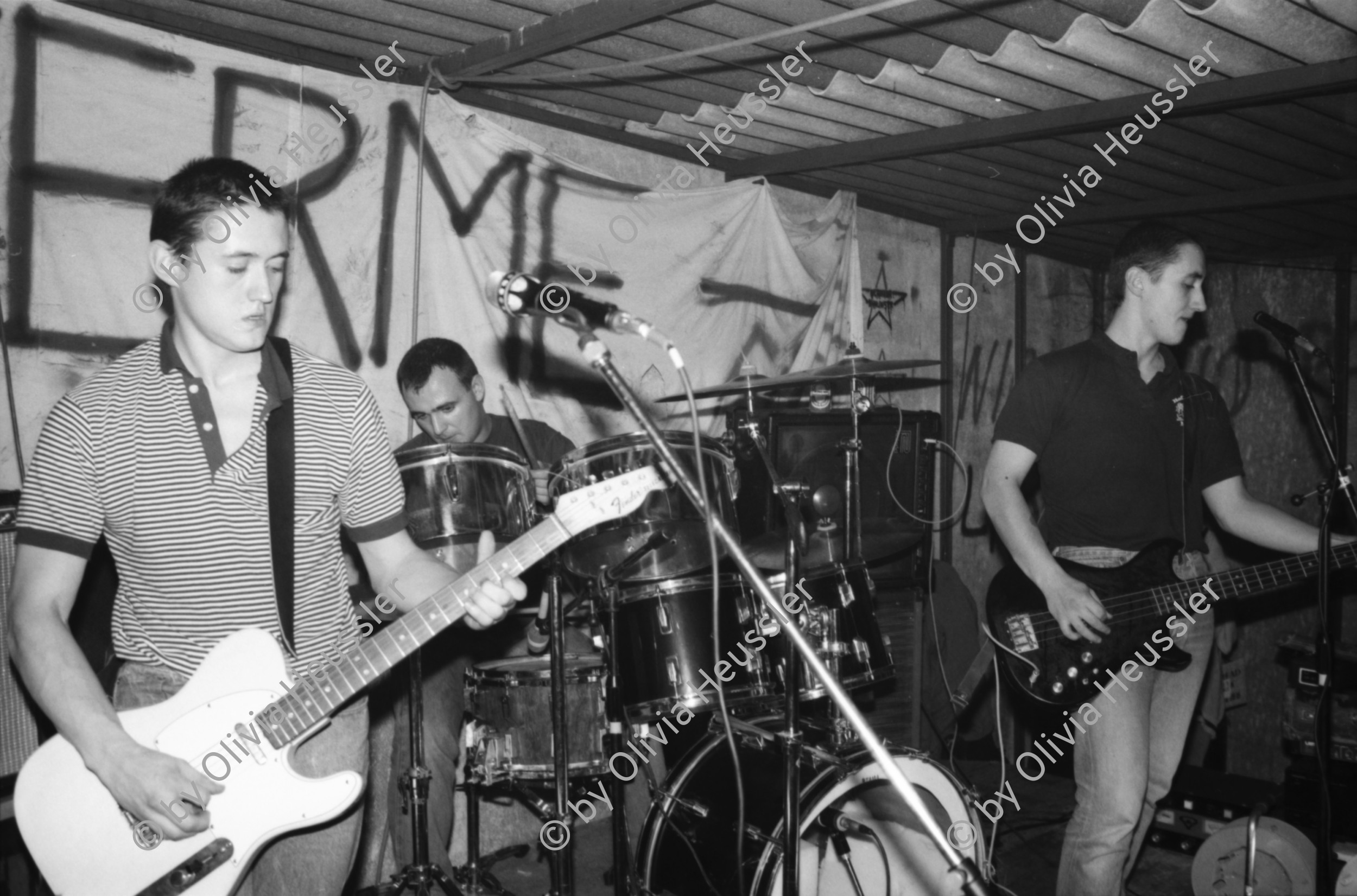 Image of sheet 19860190 photo 24: Junge Besucher ZuschauerInnen Publikum an einem Punkkonzert in Le Garage, Genf 1986.