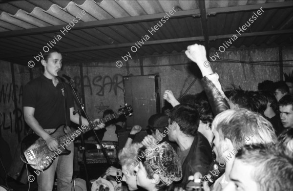 Image of sheet 19860190 photo 27: Der Basist Iñigo Muguruza mit der baskischen SKA-Punk-Band Kortatu aus Irun am Konzert in Le Garage in Genf, 1986. 
Iñigo starb im September 2019.