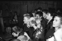 Image of sheet 19860190 photo 28: Junge Besucher ZuschauerInnen Publikum an einem Punkkonzert in Le Garage, Genf 1986.