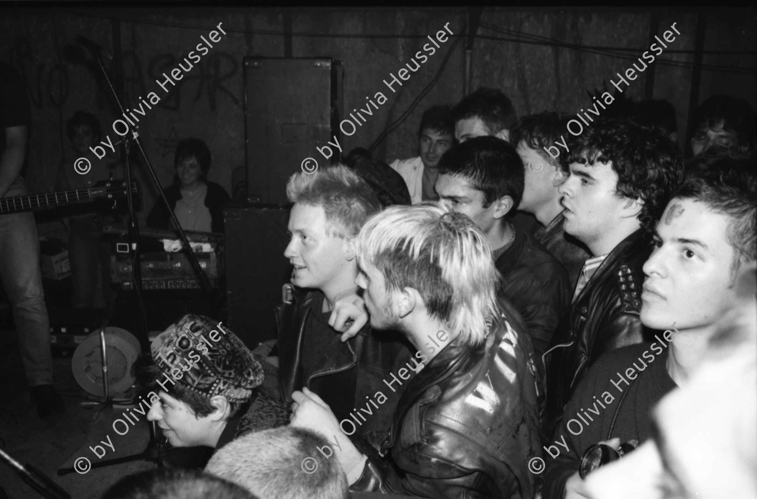 Image of sheet 19860190 photo 28: Junge Besucher ZuschauerInnen Publikum an einem Punkkonzert in Le Garage, Genf 1986.