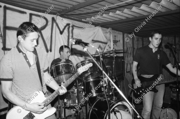 Image of sheet 19860190 photo 31: Fermin Muguruza (li) und sein Bruder Iñigo mit Kortatu (Baskische Ska-Punkband aus Irun) am Konzert in Le Garage in Genf, 1986. Iñigo starb im September 2019