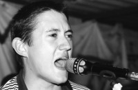Image of sheet 19860190 photo 35: Fermin Muguruza von Kortatu (Baskische Ska-Punkband aus Irun) am Konzert in Le Garage in Genf , 1986.