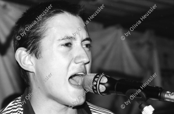 Image of sheet 19860190 photo 35: Fermin Muguruza von Kortatu (Baskische Ska-Punkband aus Irun) am Konzert in Le Garage in Genf , 1986.