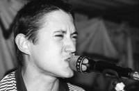 Image of sheet 19860190 photo 36: Fermin Muguruza mit der baskischen Ska-Punkband Kortatu am Konzert in Le Garage, Genf 1986.
