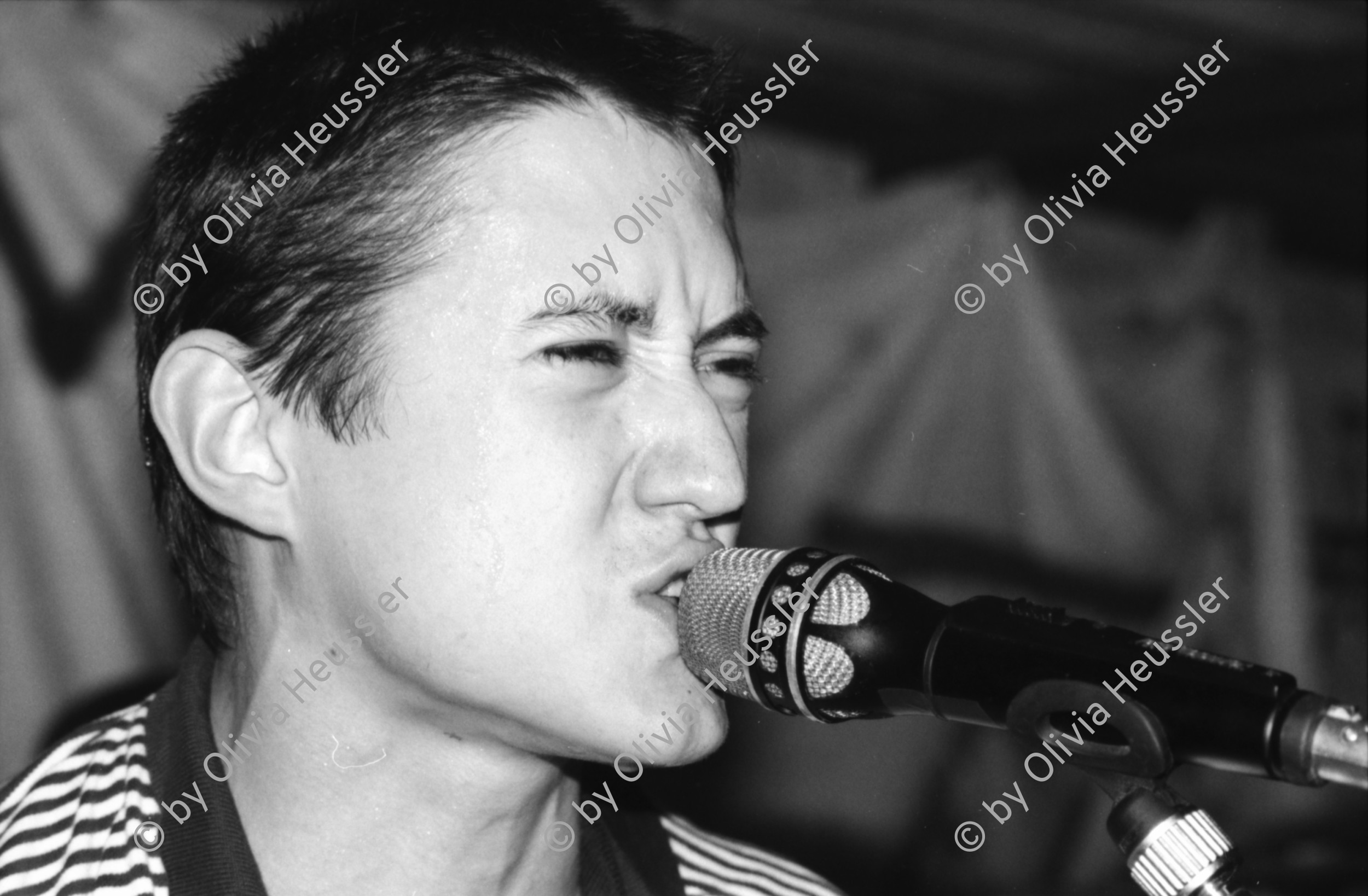 Image of sheet 19860190 photo 36: Fermin Muguruza mit der baskischen Ska-Punkband Kortatu am Konzert in Le Garage, Genf 1986.