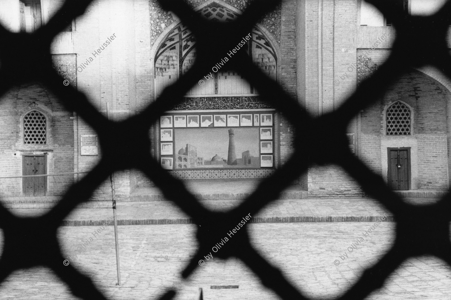 Image of sheet 19860210 photo 0: Die Moschee Kalian Minarett (im Kalyan Komplex) aus dem Jahre 1127 erreicht eine Höhe von mehr als 45 metern, auf einem Plakat abgebildet. Mosque at Registan Square on a Painting Samarkand. Usbekistan 1986. Sovietunion, 1986 √