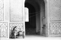 Image of sheet 19860210 photo 1: In Buchara (usbekisch Buxoro, kyrillisch Бухоро; persisch ‏بُخارا‎ Buḫārā; russ. Бухара Buchara) ist eine der bedeutendsten Städte Usbekistans und Hauptstadt der gleichnamigen Provinz
fotografiere ich ein Plakat des
Kalian Minarett (im Kalyan Komplex) aus dem Jahre 1127 erreicht eine Höhe von mehr als 45 metern, durch ein Eisentor.
Taschkent
Motorrad mit Seitenwagen. Zirkus in Alma Ata Trapeznummer. Familie. 1986
