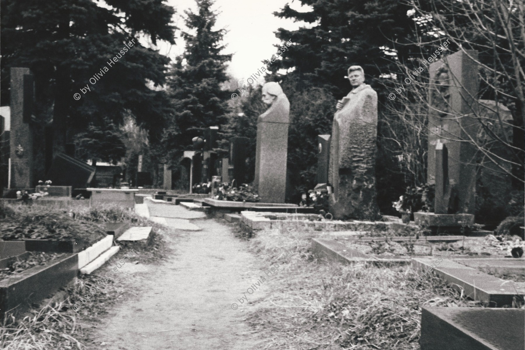 Image of sheet 19860220 photo 22: Novodi-Dewitschi Friedhof. 
Novodevichy Cemetery (Russian: Новоде́вичье кла́дбище, Novodevichye kladbishche) is the most famous cemetery in Moscow. It lies next to the southern wall of the 16th-century Novodevichy Convent, which is the city's third most popular tourist site.
Grab und Kranz für Vyacheslav Mikhailovich Molotov (Russian: Вячесла́в Миха́йлович Мо́лотов; 9 March [O.S. 25 February] 1890 – 8 November 1986) was a Soviet politician and diplomat, an Old Bolshevik and a leading figure in the Soviet governmen
(Neuer Jungfrauen Friedhof)  Moskau Russland ehemals Soviet Union Sovietunion UDSSR 1986 √