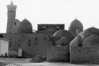 Image of sheet 19860230 photo 35: Moschee 1986. Mosque in old city of Buchara.
Buchara (usbekisch Buxoro, kyrillisch Бухоро; persisch ‏بُخارا‎ Buḫārā; russ. Бухара Buchara) ist eine der bedeutendsten Städte Usbekistans und Hauptstadt der gleichnamigen Provinz. Sovietunion UDSSR 1986 √
