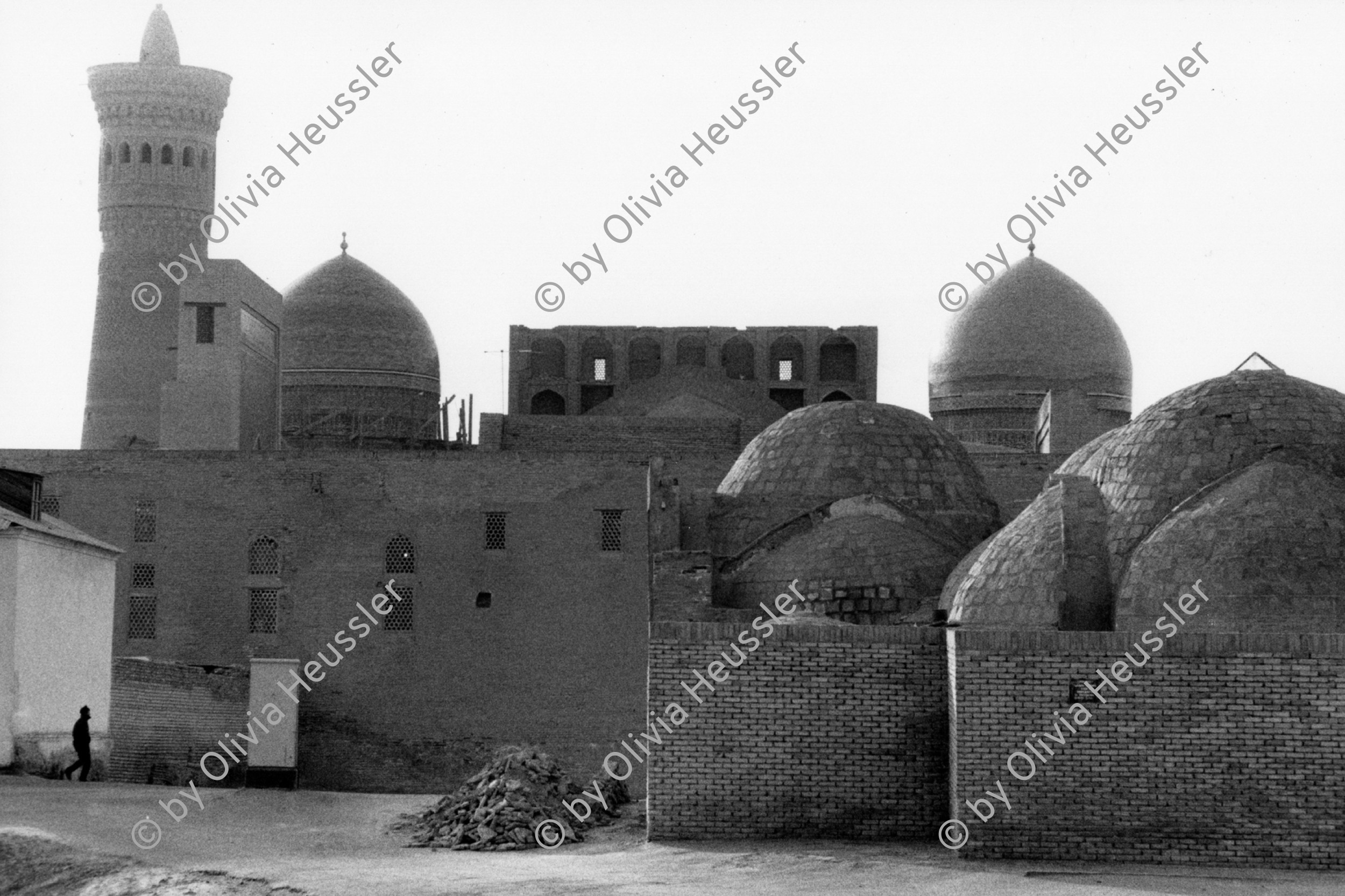 Image of sheet 19860230 photo 35: Moschee 1986. Mosque in old city of Buchara.
Buchara (usbekisch Buxoro, kyrillisch Бухоро; persisch ‏بُخارا‎ Buḫārā; russ. Бухара Buchara) ist eine der bedeutendsten Städte Usbekistans und Hauptstadt der gleichnamigen Provinz. Sovietunion UDSSR 1986 √