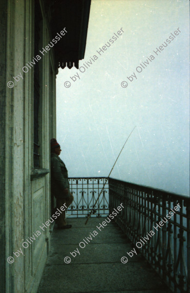 Image of sheet 19860250 photo 30: schlagzeuger von Kortatu Olivia Heussler liegt im Garten von Gordevio im Liegestuhl Am Lao di Maggiore Langensee Hafen Schiff Piste Skifahren mit Moise Markus Seiler Tom Lien Jürg Bernhard Cathy O'Hare Dieter Lengacher Dietsch