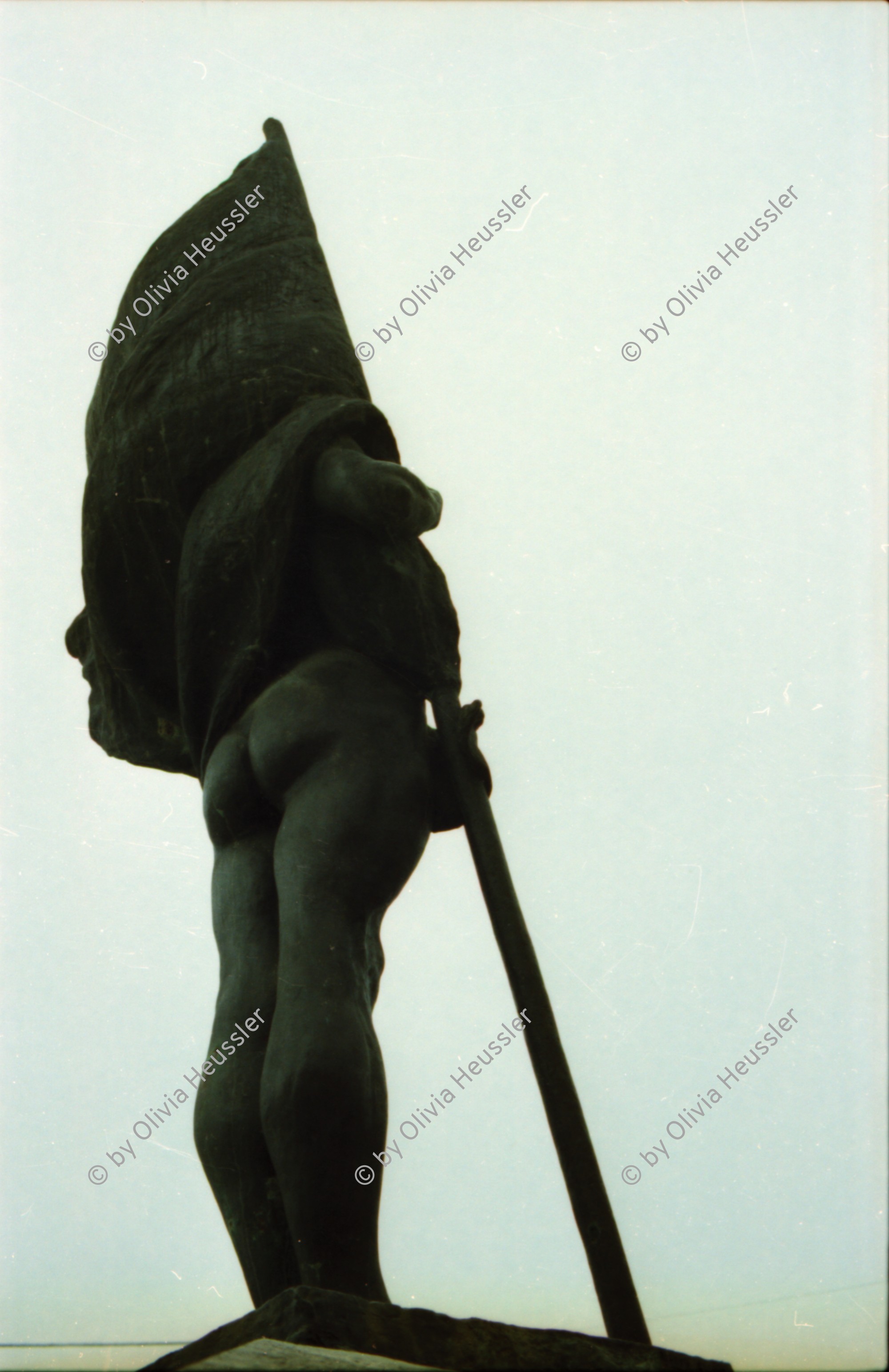 Image of sheet 19860250 photo 33: schlagzeuger von Kortatu Olivia Heussler liegt im Garten von Gordevio im Liegestuhl Am Lao di Maggiore Langensee Hafen Schiff Piste Skifahren mit Moise Markus Seiler Tom Lien Jürg Bernhard Cathy O'Hare Dieter Lengacher Dietsch