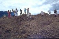 Image of sheet 19863000 photo 4: Beim Angriff starben 15 Bauern und ein
neunjähriges Mädchen. Yale, Dep. Matagalpa, 1986
Aus: «Der Traum von Solentiname» EPF, Zürich 
«El Sueño de Solentiname» IHNCA Managua p.114
Out of: The dream of Solentiname 
Exhibition