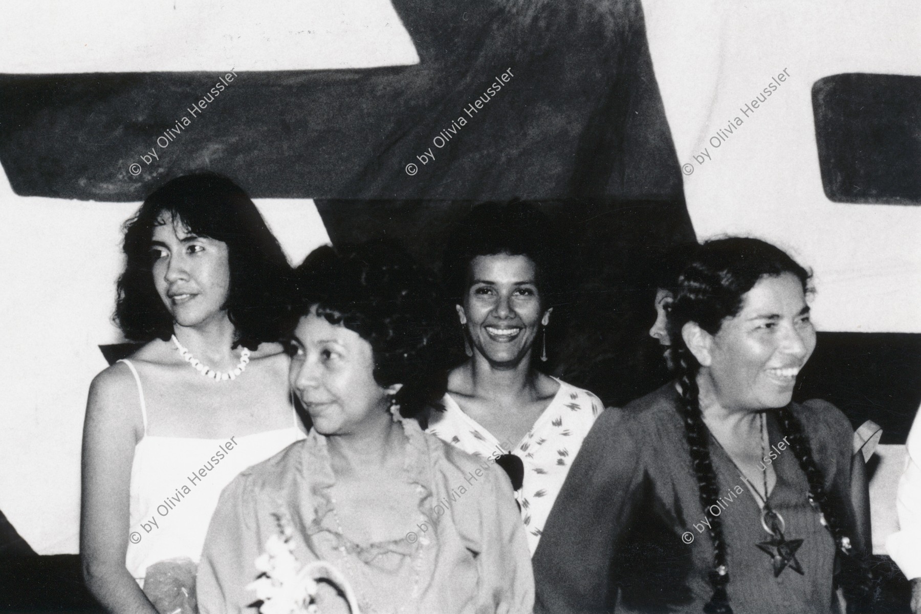 Image of sheet 19870010 photo 12: Personen. Eliette Heller (2.v.r.) Gladys Baéz (re) , feiern am Fest Akt für den internationalen Frauentag. Nicaragua
8. März 1987 Managua √
© 1987, OLIVIA HEUSSLER / www.clic.li