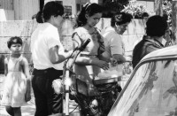 Image of sheet 19870010 photo 30: Frauen verkaufen Süssigkeiten auf meinem Motorrad Honda Enduro , Managua Nicaragua 1987.