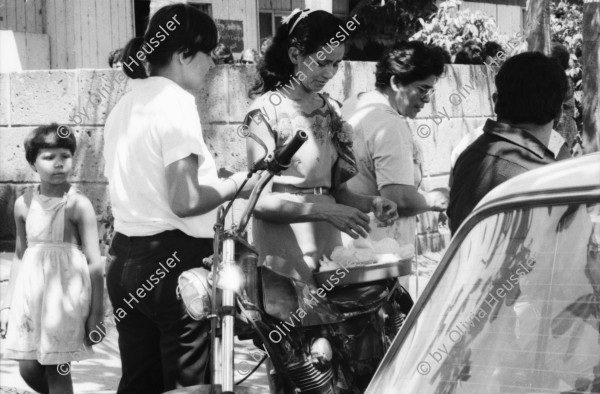 Image of sheet 19870010 photo 30: Frauen verkaufen Süssigkeiten auf meinem Motorrad Honda Enduro , Managua Nicaragua 1987.