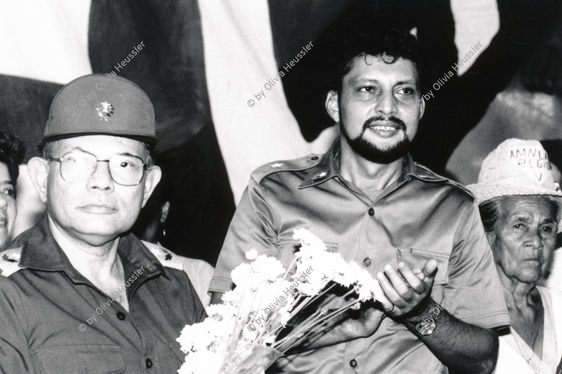 Image of sheet 19870010 photo 9: Personen. Kommandant Tomás Borge, el controvertido comandante de la revolución nicaragüense y fundador del FSLN (li) und Bayardo Arce feiern am Fest Akt für den internationalen Frauentag. Managua Nicaragua
8. März 1987 √
© 1987, OLIVIA HEUSSLER / www.clic.li