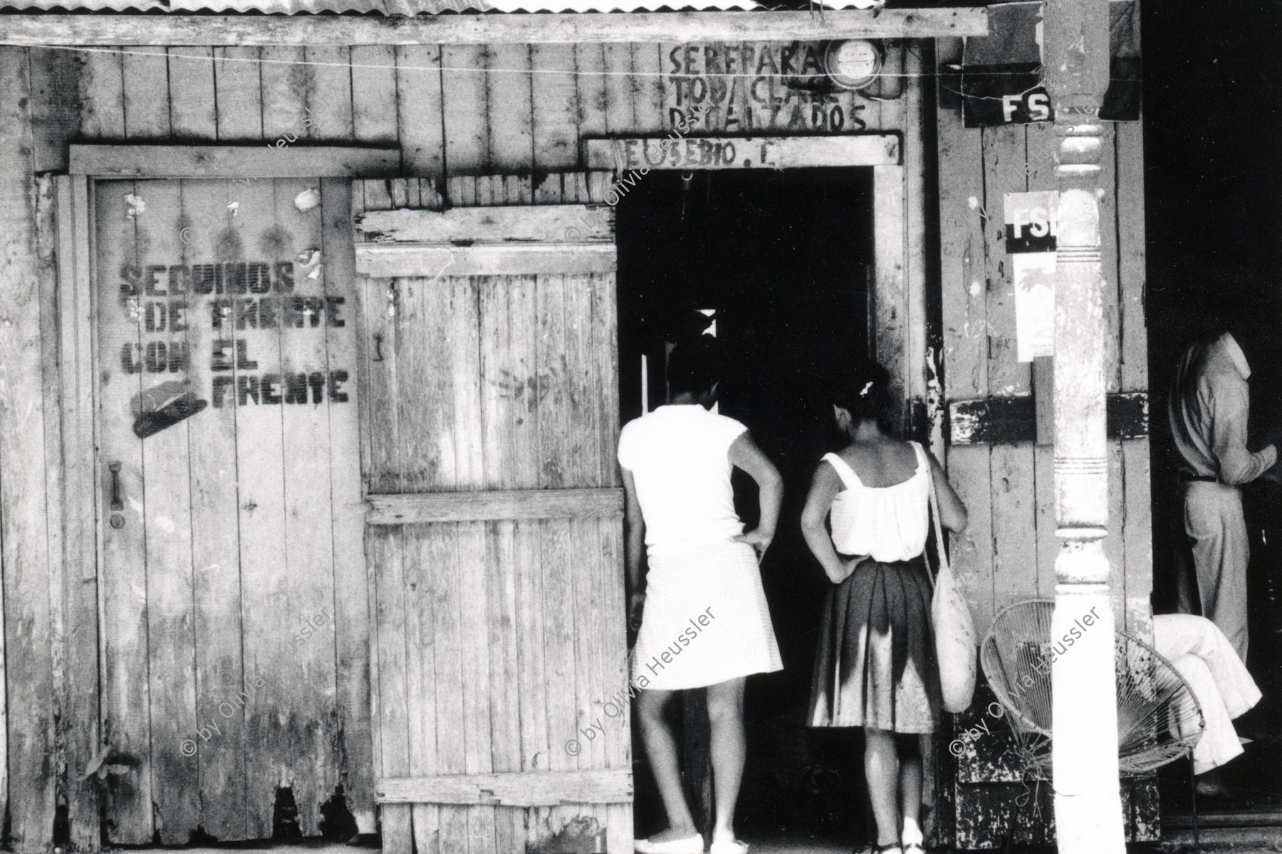 Image of sheet 19870020 photo 11: 'Seguimos de Frente con el Frente'. FSLN  sandinistische Politische Wandmalerei Graffitti. Sandinismus Junge Frauen Bluefields. RAAS. Strasse. 
Región Autónoma del Atlántico Sur (Spanish for Autonomous Region of the Southern Atlantic), sometimes shortened to RAAS, is one of two autonomous regions in Nicaragua. It covers an area of 27,407 km² and has a population of 382,100 (2005 census). The capital is Bluefields.

1987 Nicaragua √