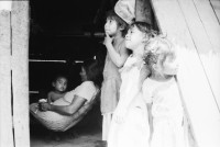Image of sheet 19870020 photo 31: Beim Contrarebellen Angriff auf ein Dorf an der Grenze sind sechs Kinder getötet worden. Eine Mutter steht am Sarg ihres toten Kindes. Santo Tomas de Nance, Nicaragua 1987 √ war death child women woman sandinist rebels contras