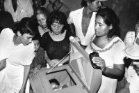 Image of sheet 19870020 photo 6: Aus: «Der Traum von Solentiname» EPF, Zürich 
«El Sueño de Solentiname» IHNCA Managua p.105

Beim Contrarebellen Angriff auf ein Dorf an der Grenze sind sechs Kinder getötet worden. 

war death mother women child eps sandinist contra rebels army